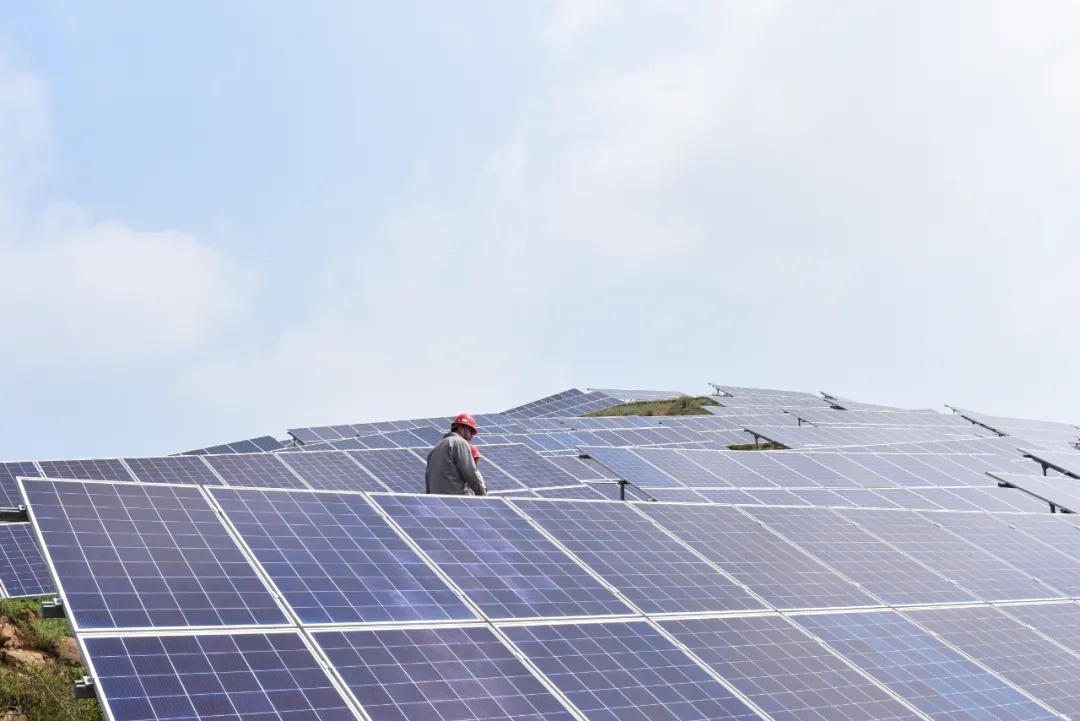 最樸實的堅守——光伏發電公司電站運維的那些(圖1) 光伏組件發電